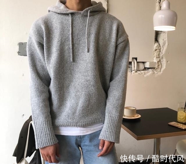 冬天流行的除了大衣,还有牛仔和卫衣,都是必备单品