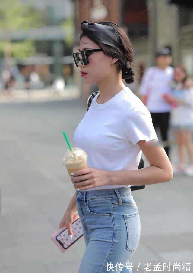 喇叭裤|浅蓝色牛仔喇叭裤搭配白色T恤,清新时尚,但是不失复古美感