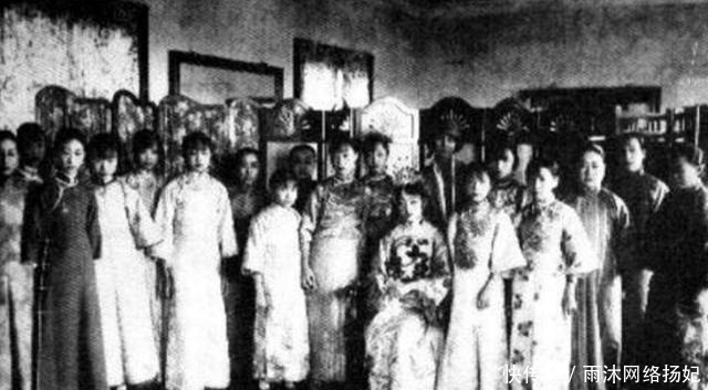 溥仪|溥仪大婚实拍, 虽然场面很喜庆, 但看起来并不是那么回事