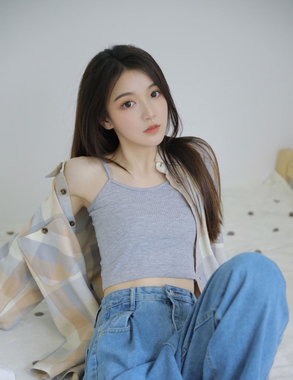 花季少女告诉你什么是清纯的性感，吊带背心牛仔裤穿出不一样的美