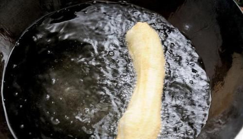 家常版炸油条的做法，掌握小技巧，个个蓬松酥脆，放凉了也不会硬