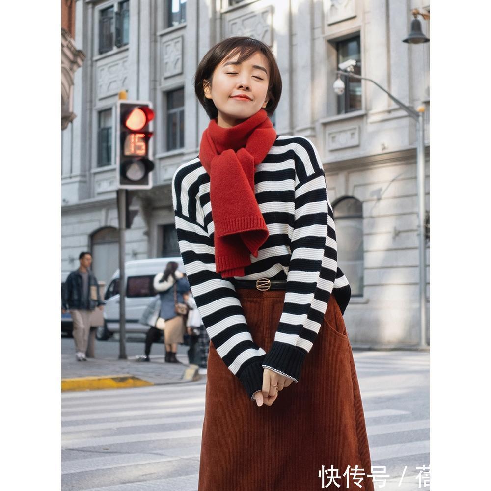 红黑|秋天穿衣色彩怎样搭配才时髦?穿搭公式“红+黑”,高级又洋气