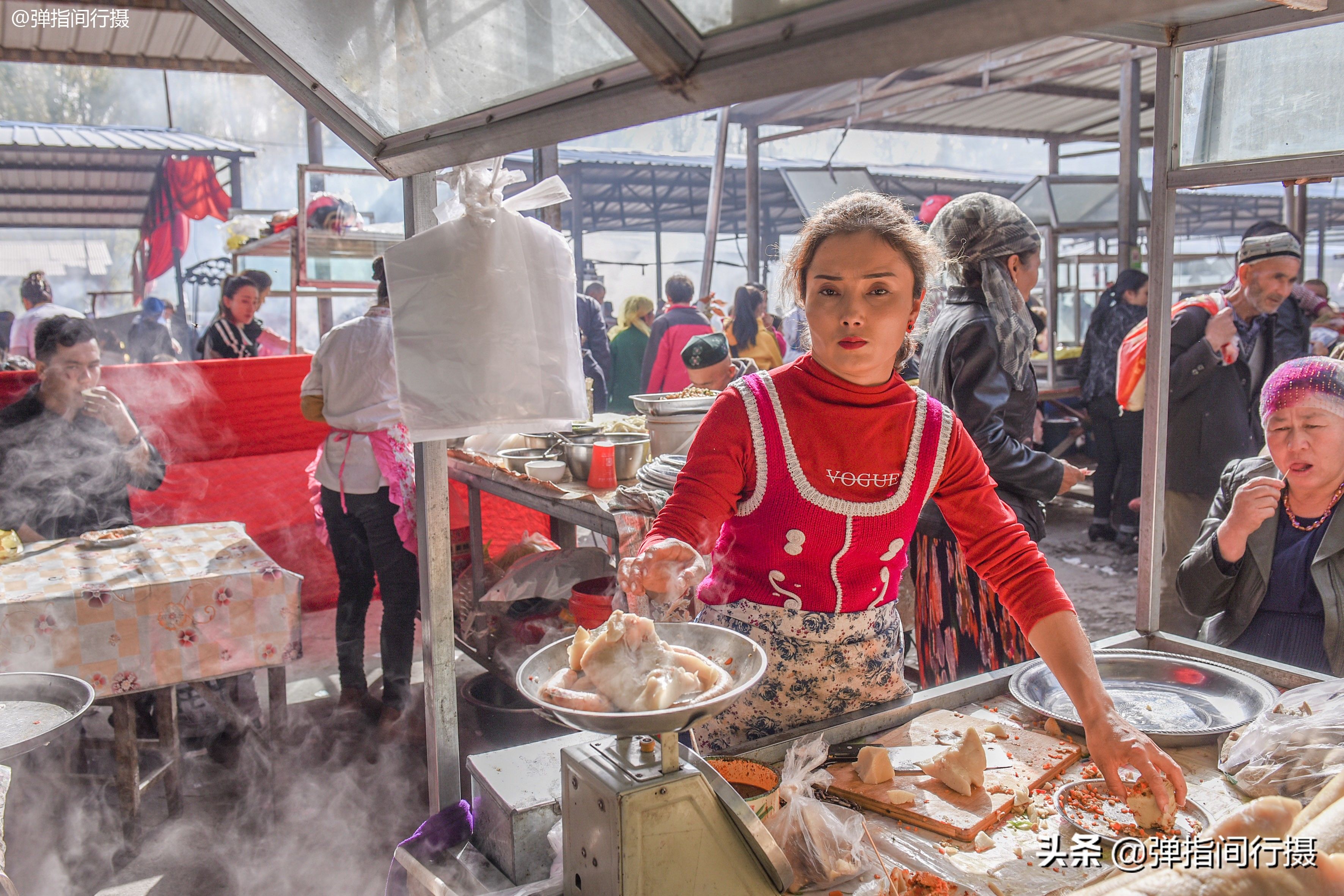 美食|难得一见的新疆集市，各色风味小吃令人垂涎，花50元就能吃到扶墙