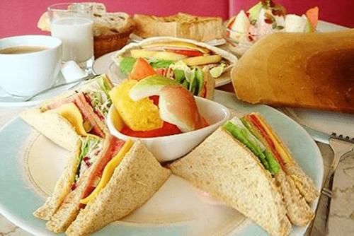 肌肉|哑铃是强大的辅助器械，尤其对胳膊肌肉的锻炼，往往能起到好作用