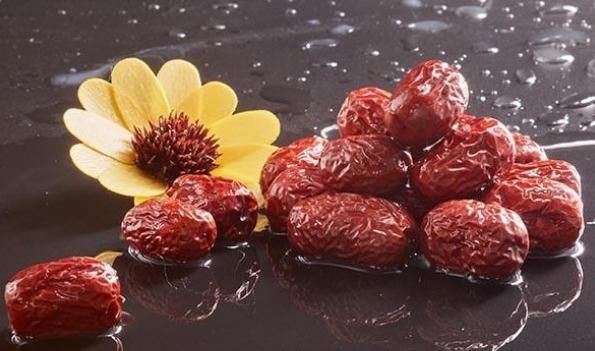 枸杞水中加1物，堅持喝，排毒祛濕，趕走“贅肉”！