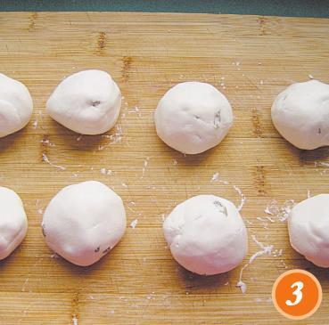 用料少,步骤简单,这样做的糯米饼,柔软香甜,放凉了也不会硬