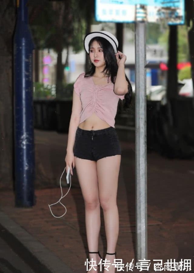 小姐姐|路人街拍淡红色休闲衫搭配黑色牛仔裤,清爽大方