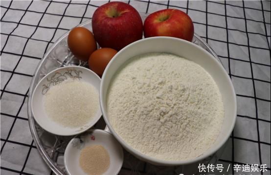 面粉里加入两个苹果,想不到这么好吃,松软香甜,出锅瞬间抢吃光