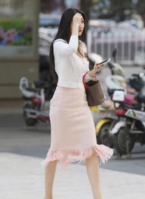 粉白色流苏裙，轻盈优雅