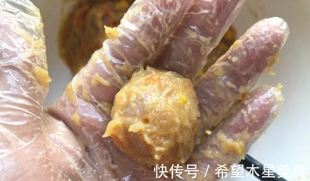 好吃|鸡肉做成丸子,简单煎一煎,外酥里软,一口一个真好吃!