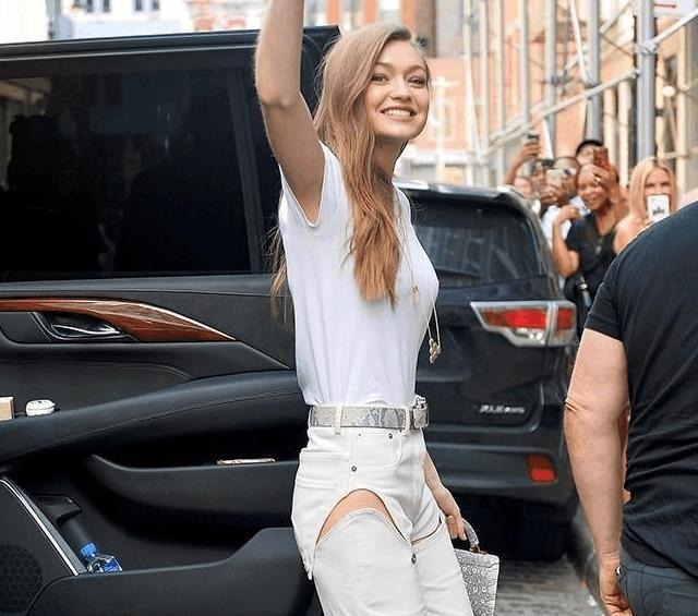 裤子 Gigi的裤子很特别, 但搭配抄了妹妹贝拉的造型!