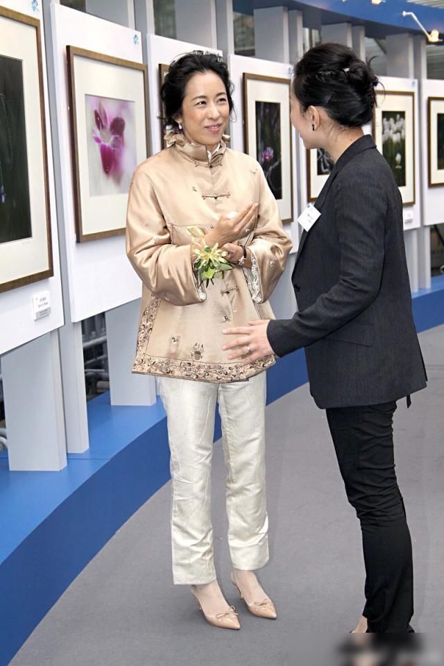 朱玲玲换发型苍老不少,无刘海修饰额头光秃,但穿搭素雅气质醉人