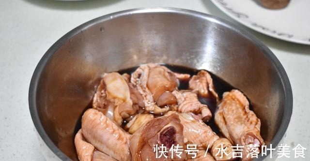 鸡翅|秋季适合这菜，4种食材炖一锅，好吃好做，一顿饭就一个菜就够了！