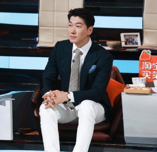 张亮苦心经营多年的“好爸爸”人设崩塌,他该何去何从