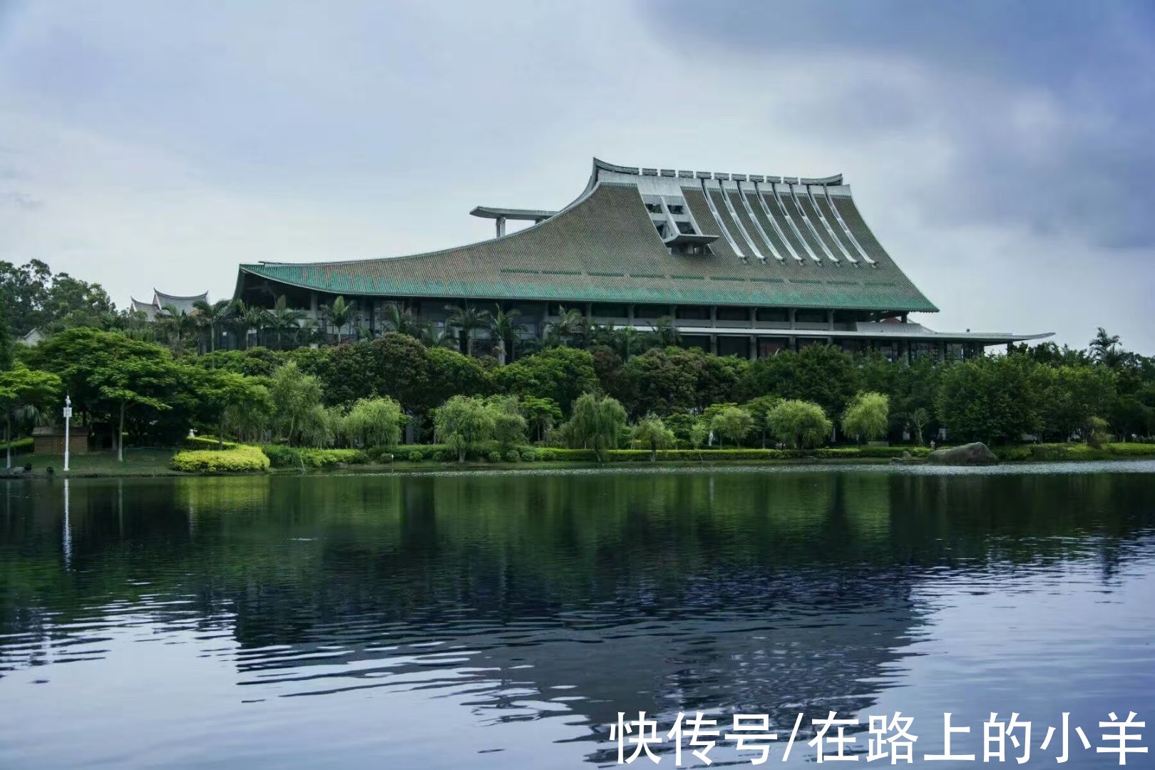 厦大|它被称为“中国最美大学”，上课像是在旅游，宿舍里就能看到大海