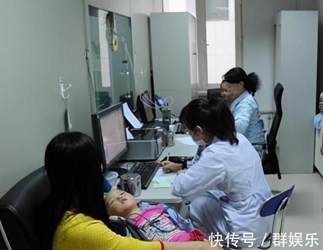 投诉|儿子深夜发高烧,医院排800多号,宝妈心急投诉,医生:自作自受