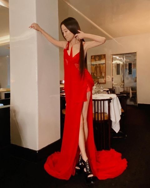 露肤 72岁王薇薇中餐厅独自过年,连换4套红礼服戴7个戒指,隆重却土味