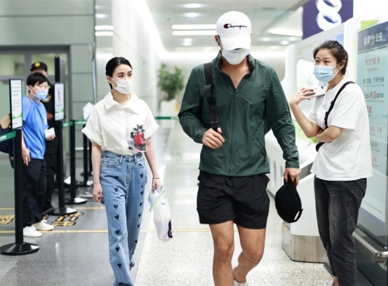 牛仔裤|何超莲才是名副其实的名媛,穿白色衬衫搭配高腰牛仔裤,高贵大气