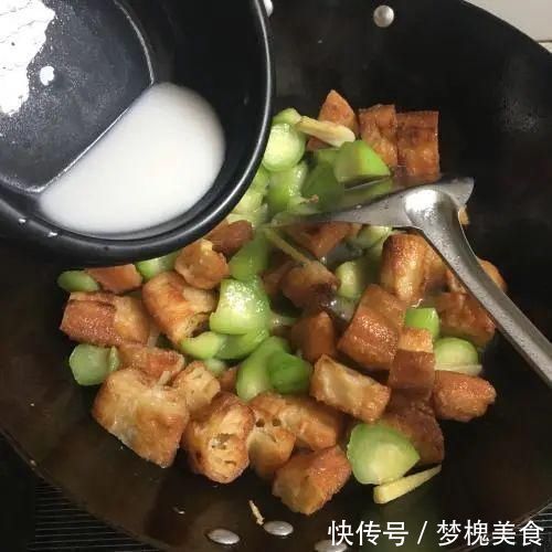 这菜越吃越养人，天然的“褪黑素”，比肉便宜，补水润肤，皮肤变白了