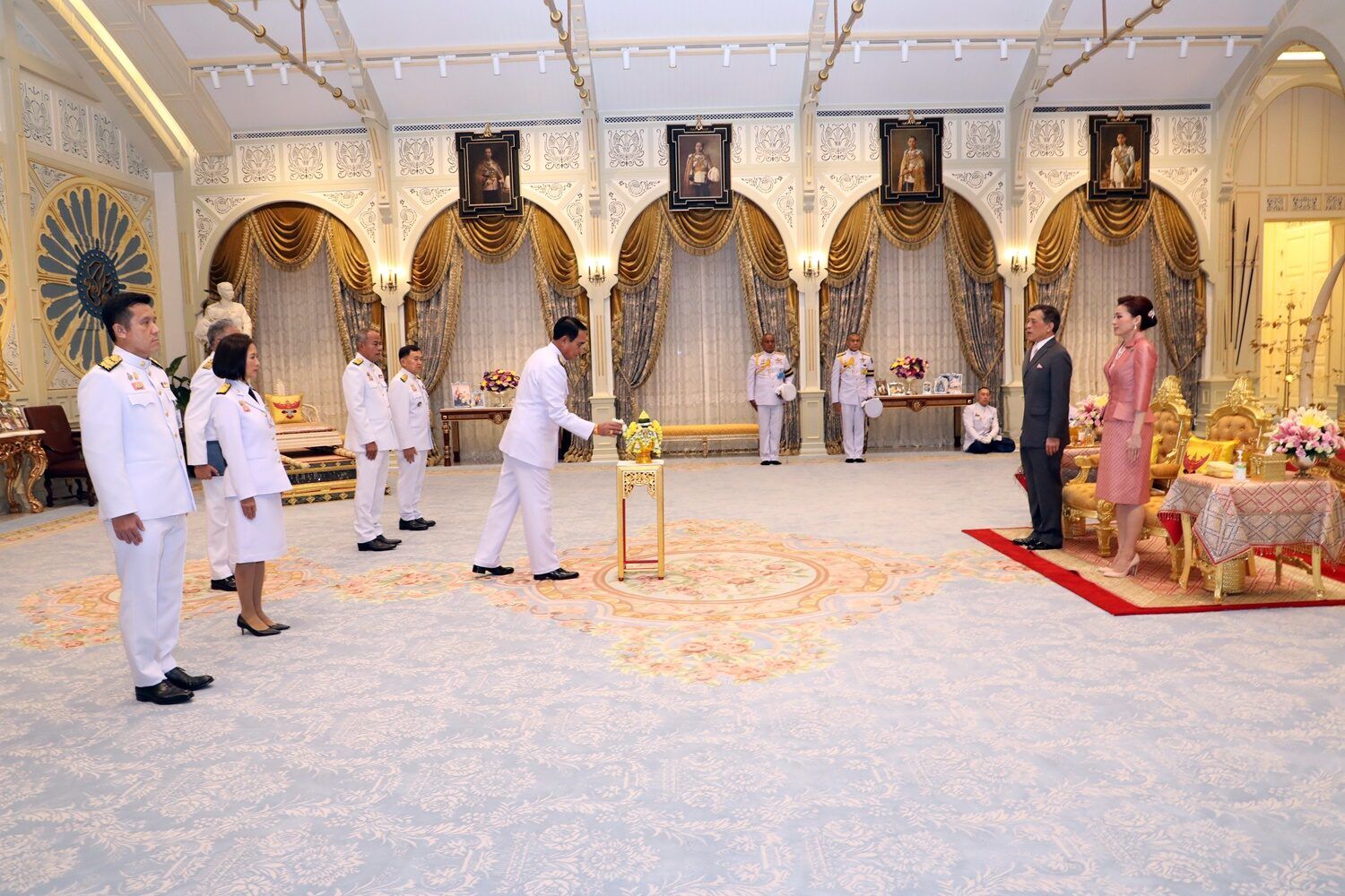 苏提达穿粉裙装嫩成功！诗妮娜不在眼前晃，王后换新发型愈发惊艳