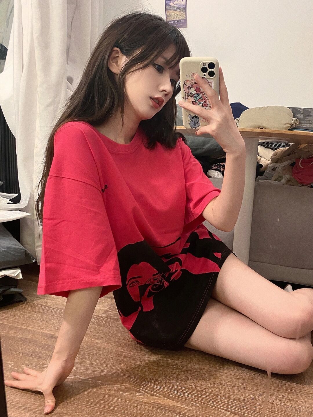 短袖 沉鱼落雁美女: 一件红色短袖, 青春靓丽