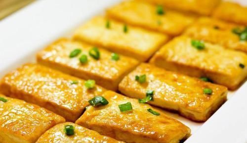 小心翼翼|煎豆腐时,别直接下油锅掌握这个诀窍,豆腐不碎不粘锅,还入味