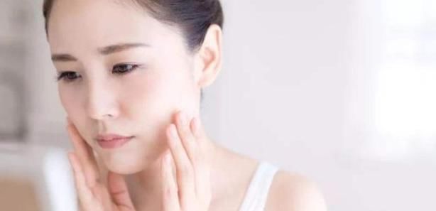 皮脂腺|下巴处的白色“小疙瘩”,到底是什么呢?也许是此在“捣鬼”!