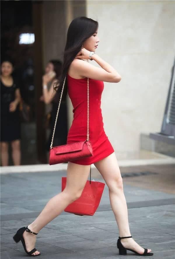 街拍美女红裙姐姐,特别鲜艳夺目,女神的装扮