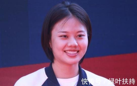 女排姑娘|24岁女排姑娘出席活动，笑起来十分可爱，网友称奥运冠军变胖了