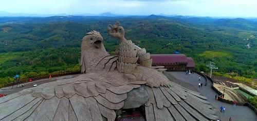 公尺|用10年完成朝天巨鹰引各国游客朝圣61公尺成世界最大鸟类雕塑