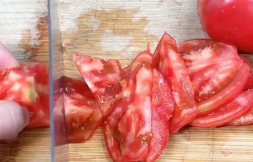 西红柿去皮别用开水烫了，教你1个简单方法，10秒去皮，太实用了