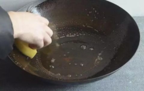 家里铁锅总生锈,教你简单方法,铁锅再也不生锈,可惜早点没学到