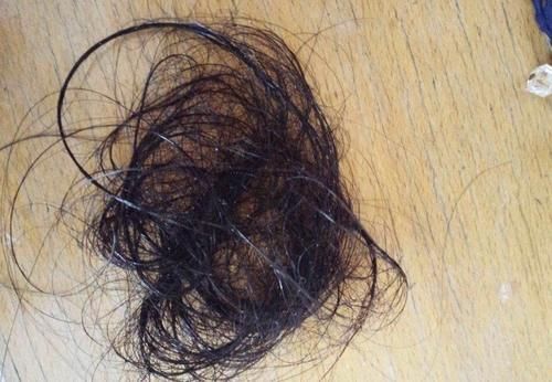 女生晚上睡觉,到底是该扎着头发还是散着头发?