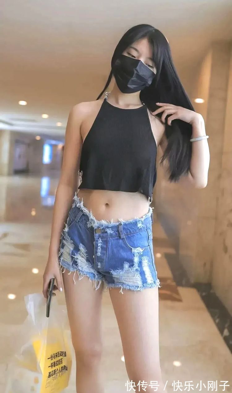 高跟鞋 时髦牛仔短裤的穿搭，搭配挂脖装，凸显时尚气质