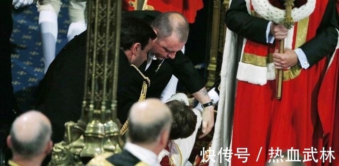 阿姆斯特朗|英国的提袍男童,必须由贵族子弟担任,曾在女王演讲时晕倒