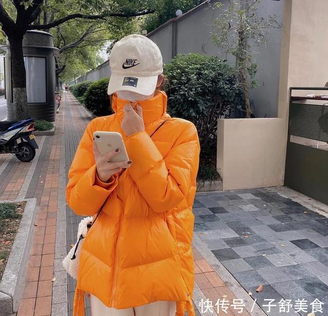 冬天穿羽绒服别只选黑灰色，今年流行这4款“亮色羽绒服”，洋气