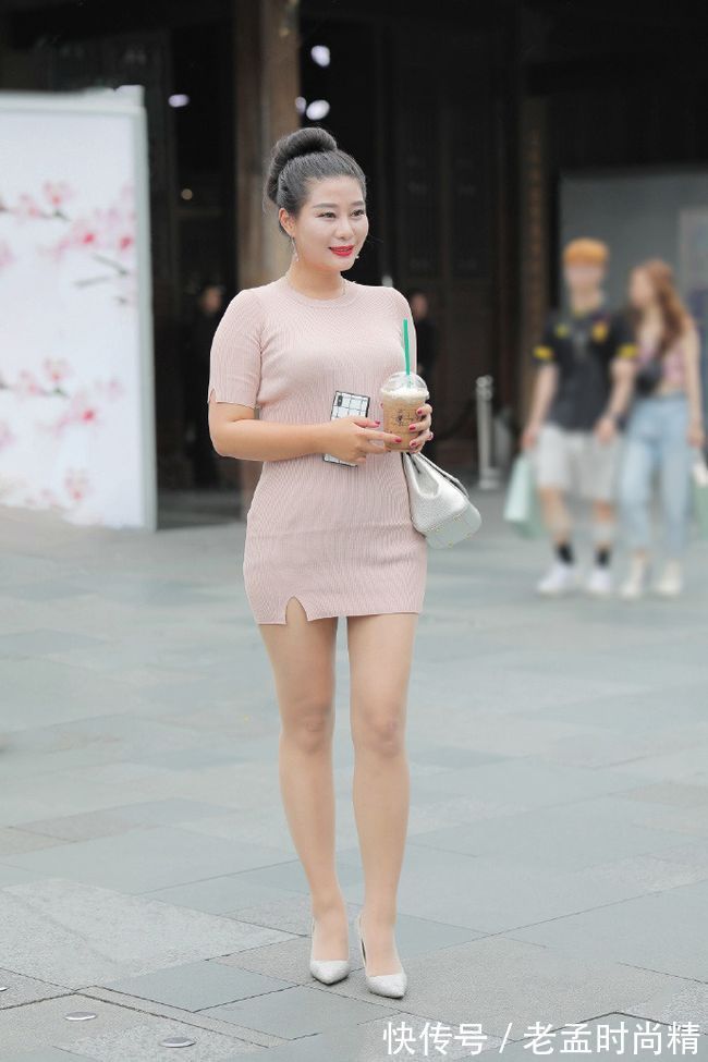 小姐姐|少妇身材微胖,穿紧身裙尽显诱人曲线韵味十足!阿姨也变小姐姐