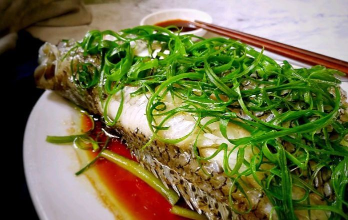 做清蒸鱼，有人加生抽，有人用蒸鱼豉油，大厨都加它，肉鲜嫩不腥