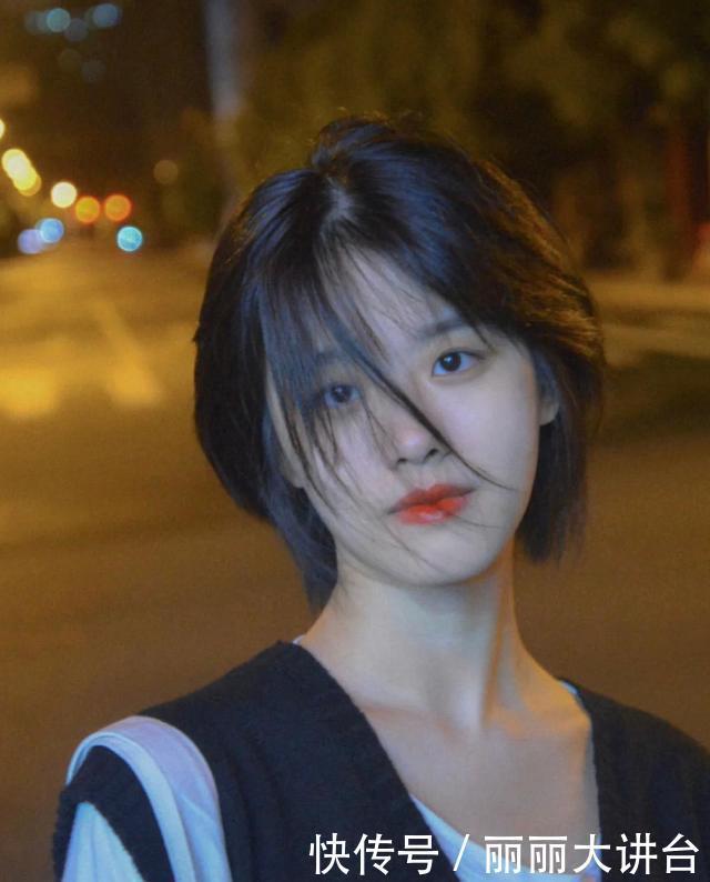 秋冬都在“剪短发”,超A女神范更有气质,基本都逃不出这4款发型