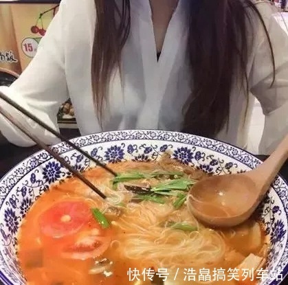 |爆笑段子:我在大学食堂吃饭,实在没什么好吃的就点了一碗馄饨吃