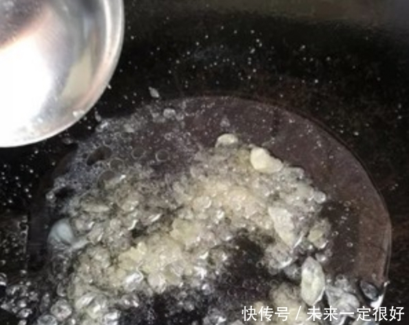  炒糖色，直接炒就大错特错！做了这一步，红亮诱人，香甜不发苦！