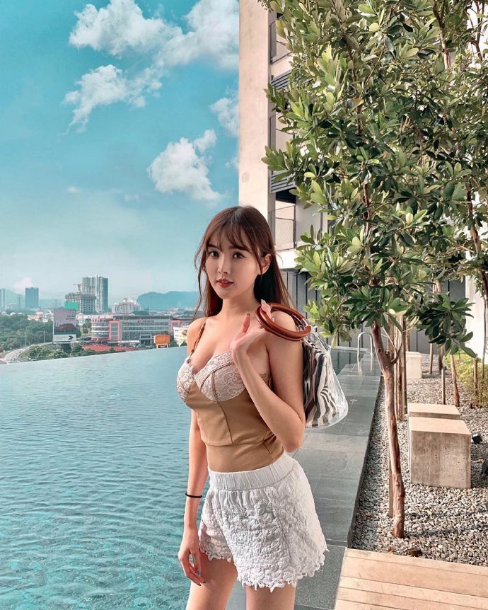 时尚|美女街拍阳光可爱的小姐姐,时尚性感的穿搭,尽显青春的魅力