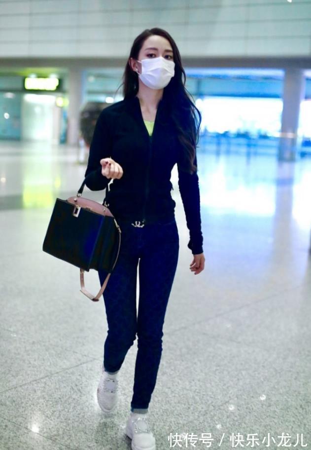 瑜伽裤 搭配淡色的修身半袖,衣服掖在牛仔裤子里面,烘托身体比例