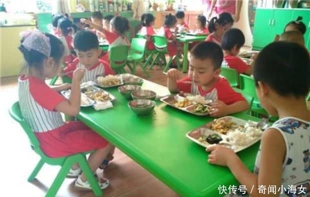 孩子第一天上幼儿园, 老师发伙食照片, 妈妈看完怒言 必须转学