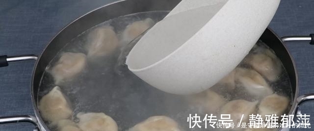 冻饺子|煮冻饺子，是开水下锅还是冷水下锅？记住3点，饺子光滑不破皮