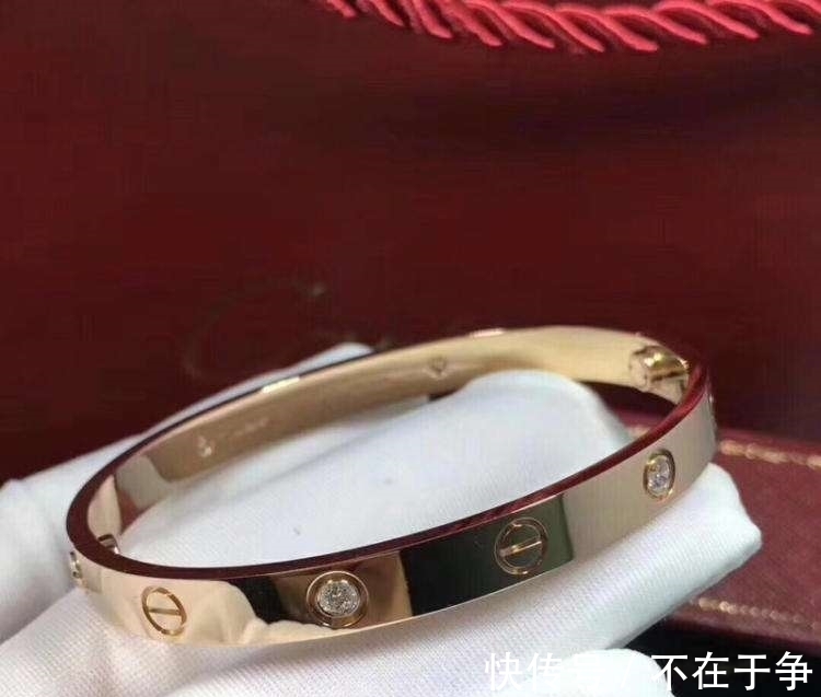 女性 手镯不能随便戴,18岁到50岁的女性,不同年龄段要戴不同的手镯!