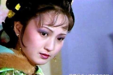 鲍二家|红楼梦平儿被王熙凤打骂后,宝玉为何让袭人帮她换2件衣服