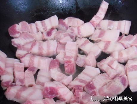 红烧肉用酱油上色总是发黑?大厨透露1点技巧,块块都是琥珀色