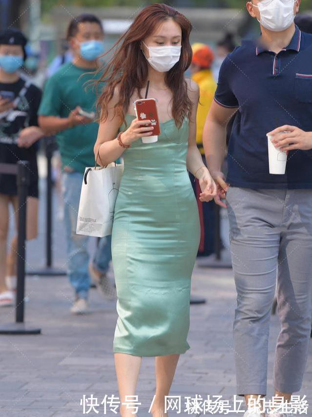 后背|小姐姐穿绿色裹身裙，反光材质显高贵，“后背”设计更亮眼
