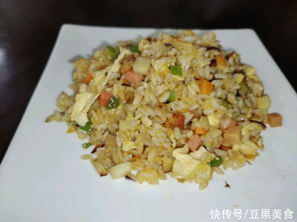 香肠丁|好吃的家常时蔬炒饭是这样做的，营养美味，看一遍就会